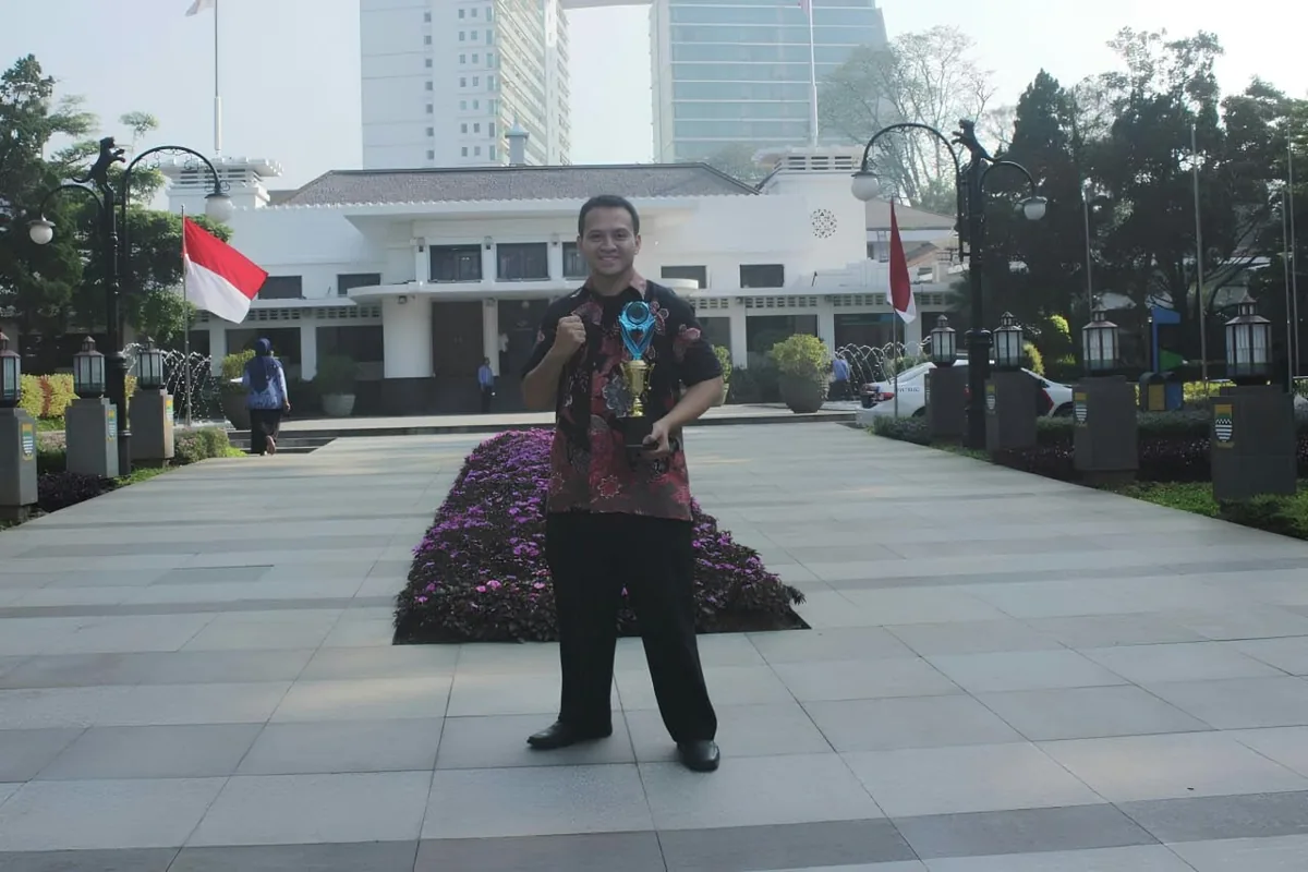 Dokumentasi Maully dengan piala penghargaan